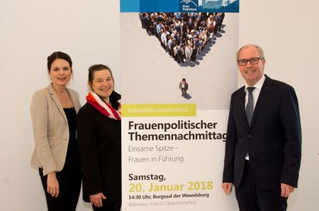 Laden zum Frauenpolitischer Themennachmittag am Samstag, 20. Januar, in den Burgsaal der Wewelsburg ein: Landrat Manfred Müller (rechts),  (links) und Dr. Angela Siebert (2. Von links) (Foto: Amt für Presse- und Öffentlichkeitsarbeit, Kreis Paderborn, Anna-Sophie Schindler)